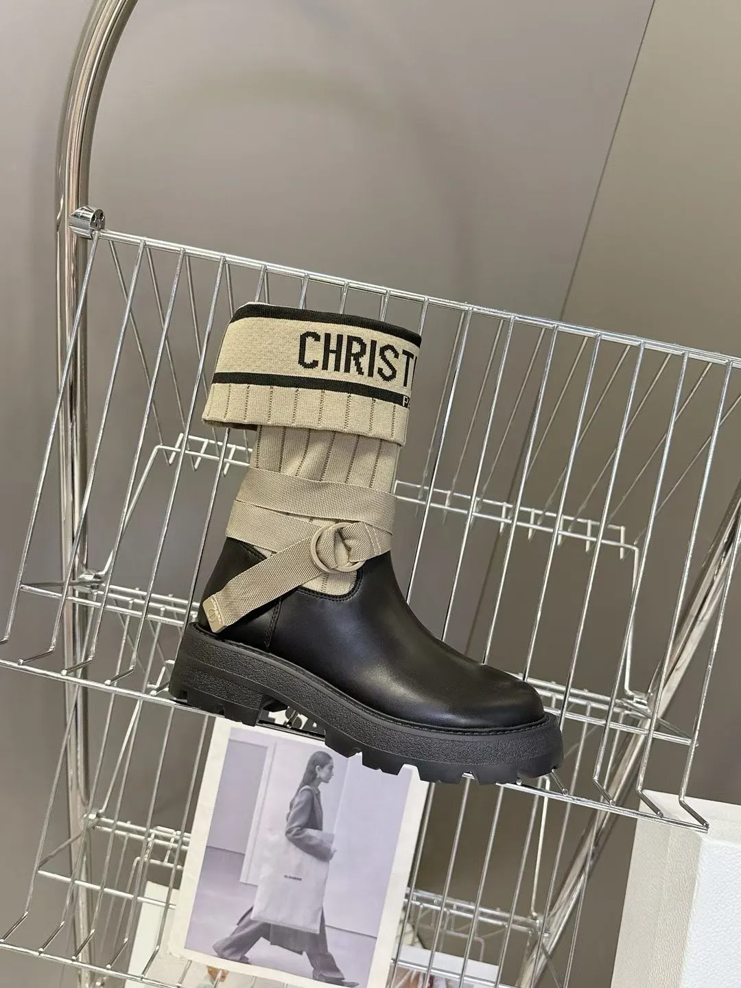 👟👟Ex-factory price 560👟👟Dior color matching new boots for autumn and winter, the latest flying woven letter logo for autumn and winter, round-toe high-top knight boots for women, the same style for celebrity Narna Qian and the same style for Yi Mengling. Material: First-layer cowhide spliced ​​with fly-knit fabric, sheepskin lining for feet, original molded TPU outsole Size: 35-40 yards